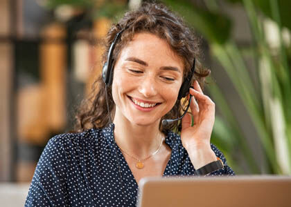 Lighting expert providing guidance to designer using curated eCommerce tools