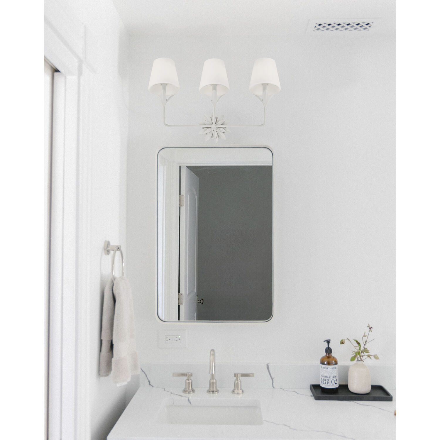 Broche Bath Vanity Light Wall Light in Matte White