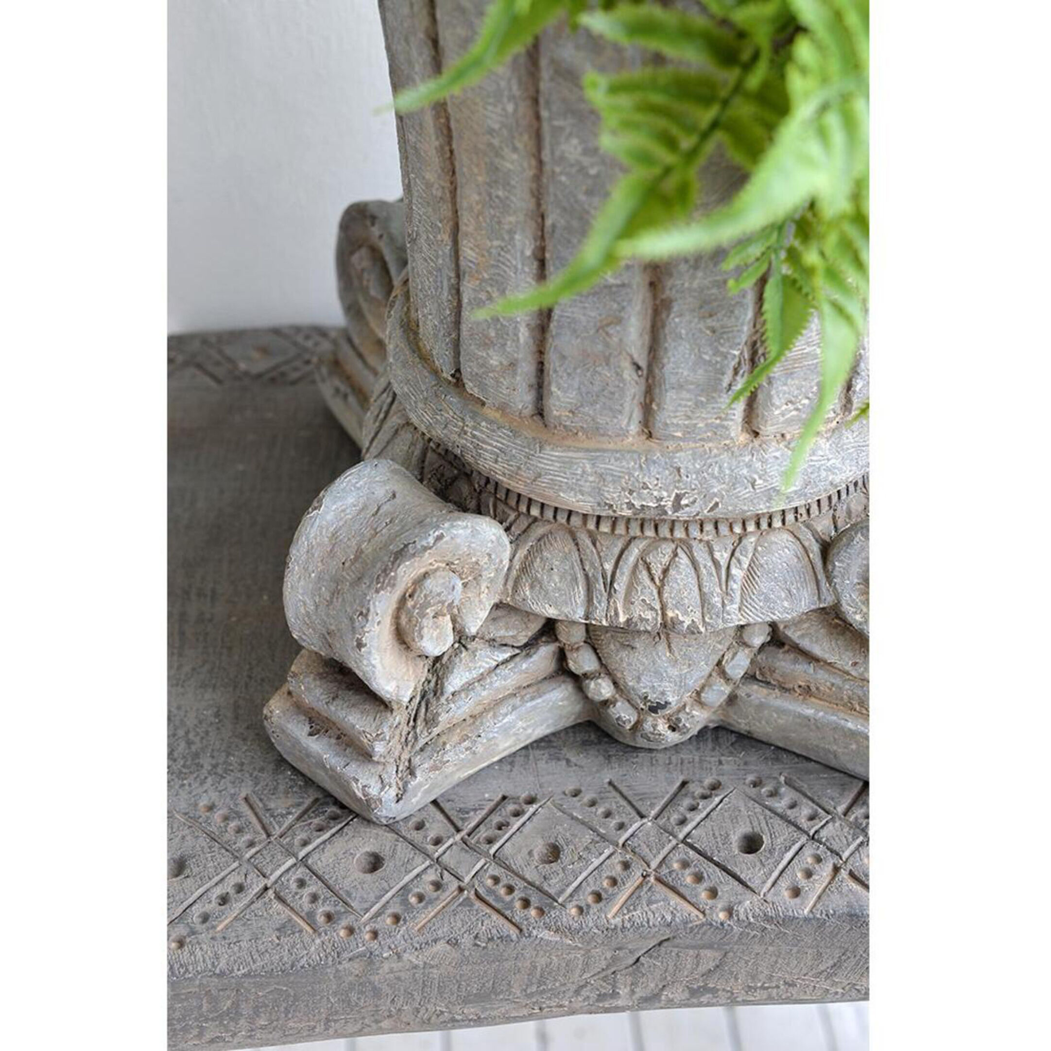 Greek-Style Column Gray Décor