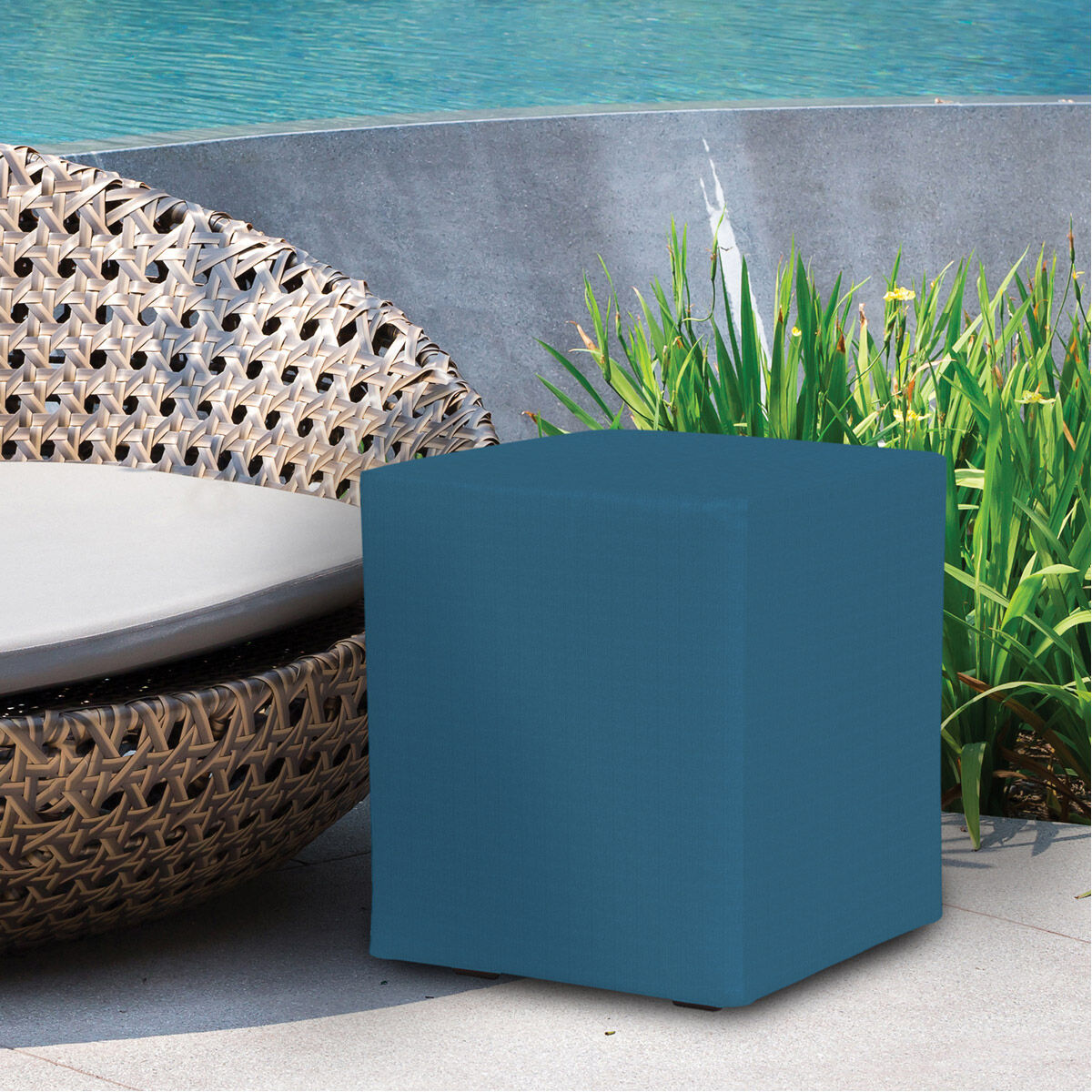 Outdoor store cube ottoman