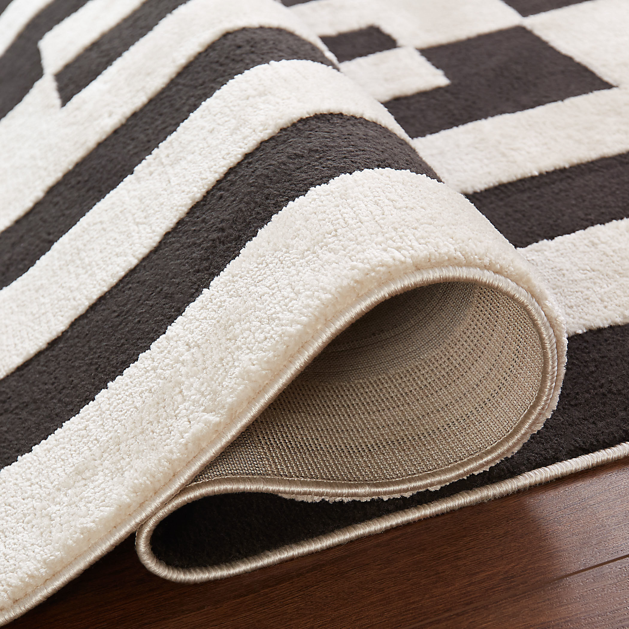 Optika 90 X 63 inch Black/White Rug in 5 x 7