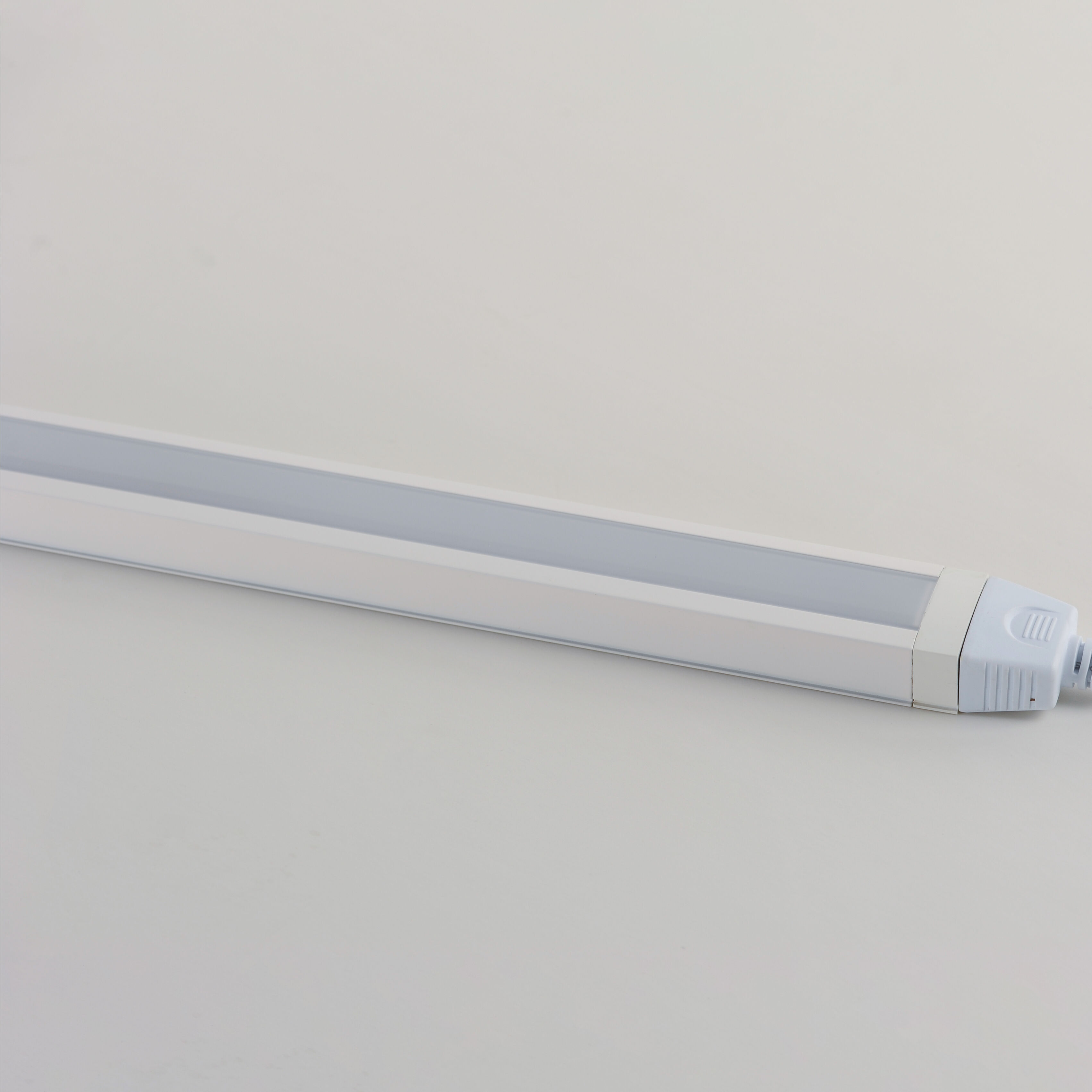 CounterMax 120V Slim Stick 120 LED 18 inch White Under Cabinet