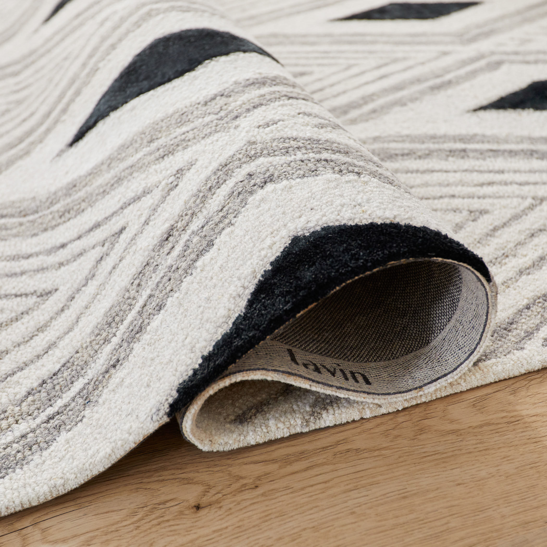 Vani 114 X 79 inch Black/White Rug in 6 x 9