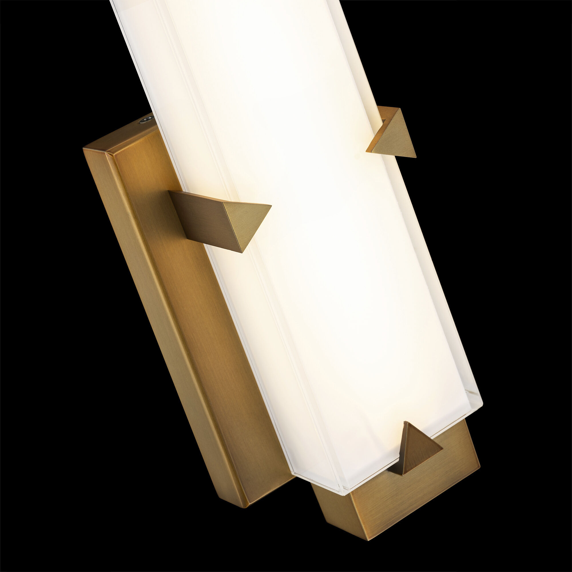 Carlisle Indoor Wall Lighting in 2700K, Aged Brass