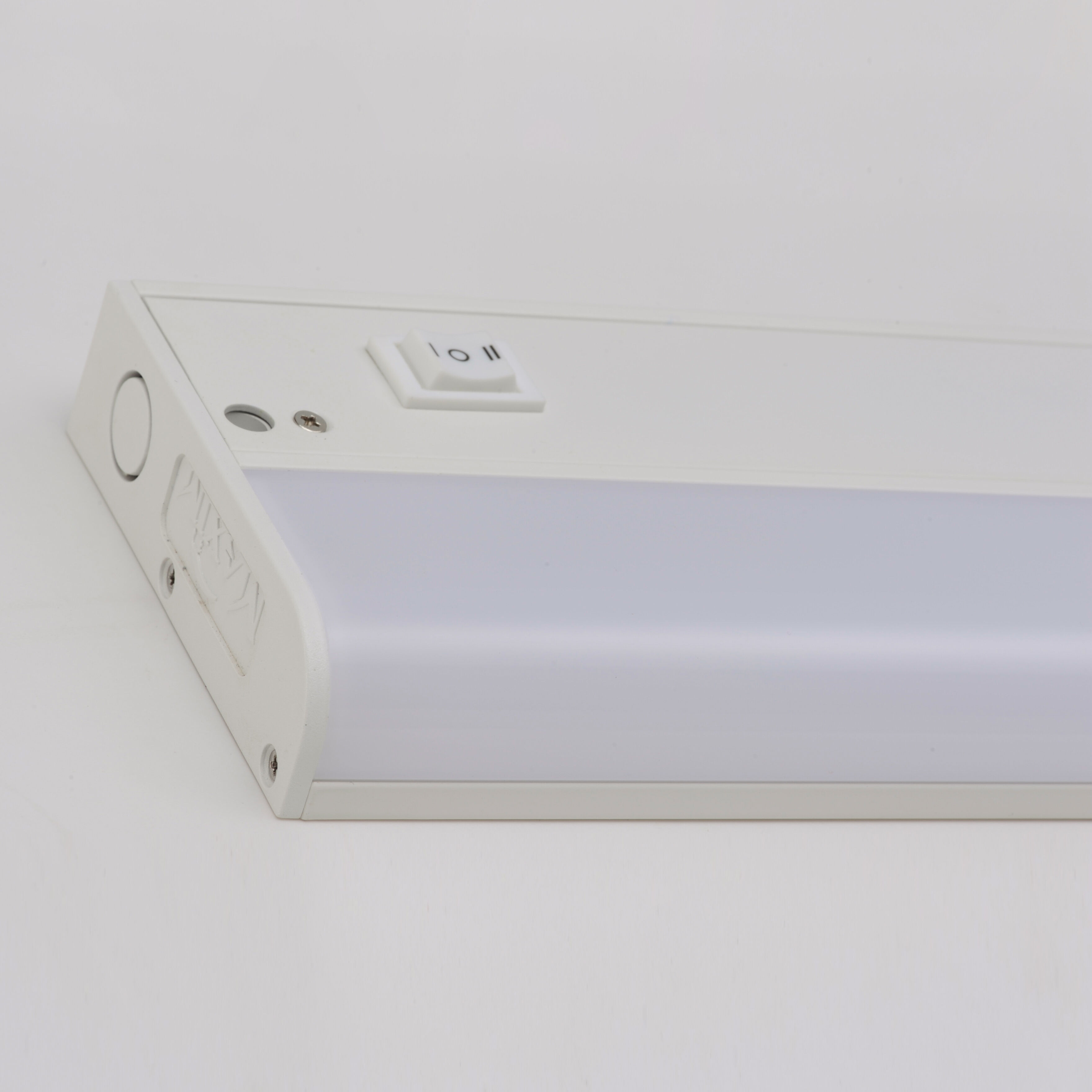 CounterMax MX-L-120-1K 120 LED 18 inch White Under Cabinet