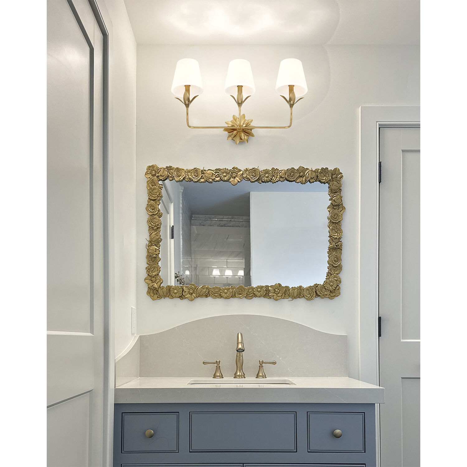 Broche Bath Vanity Light Wall Light in Antique Gold