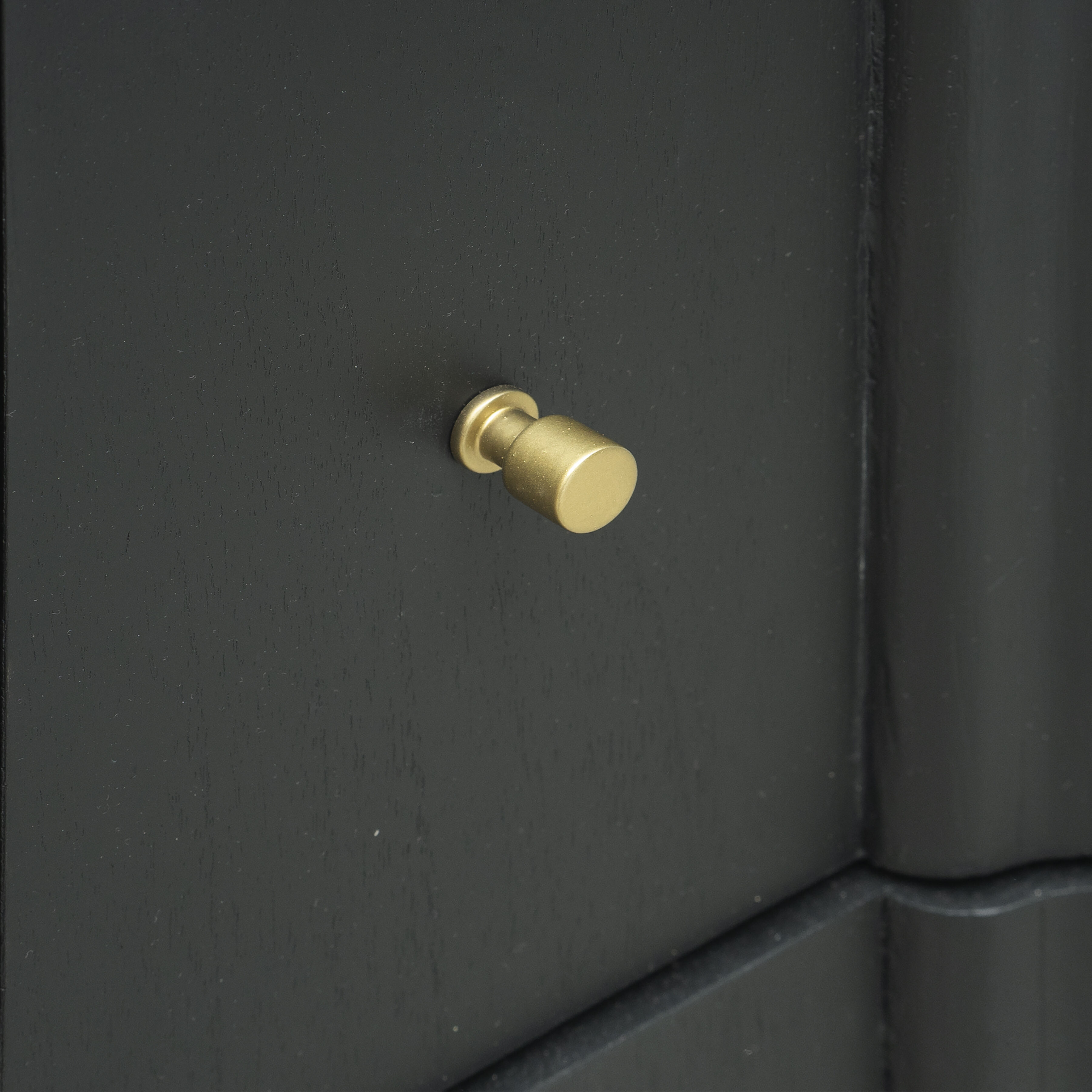 Conrad Kettle Black with Brass Chest