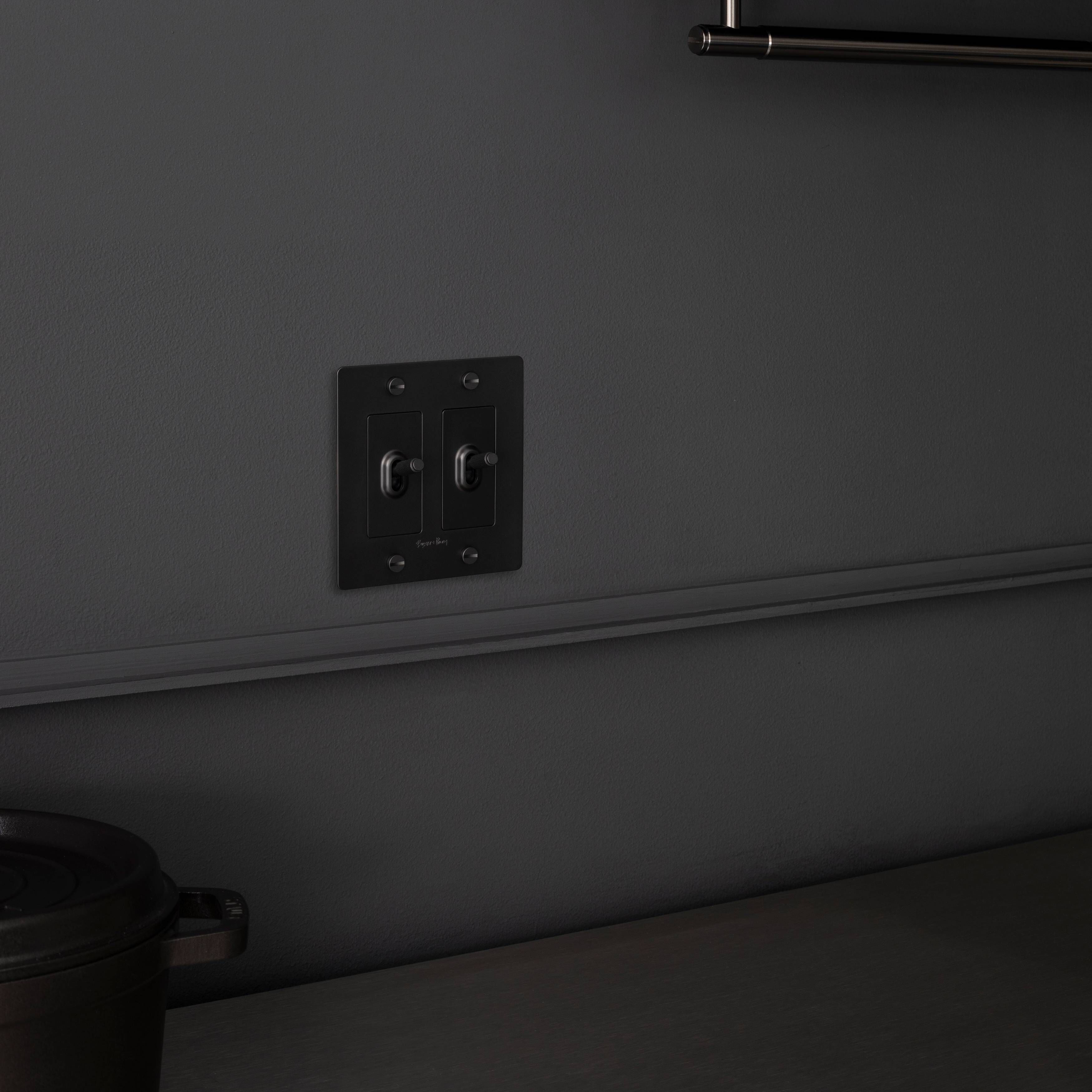 2G Toggle 120-277 Black Light Switch