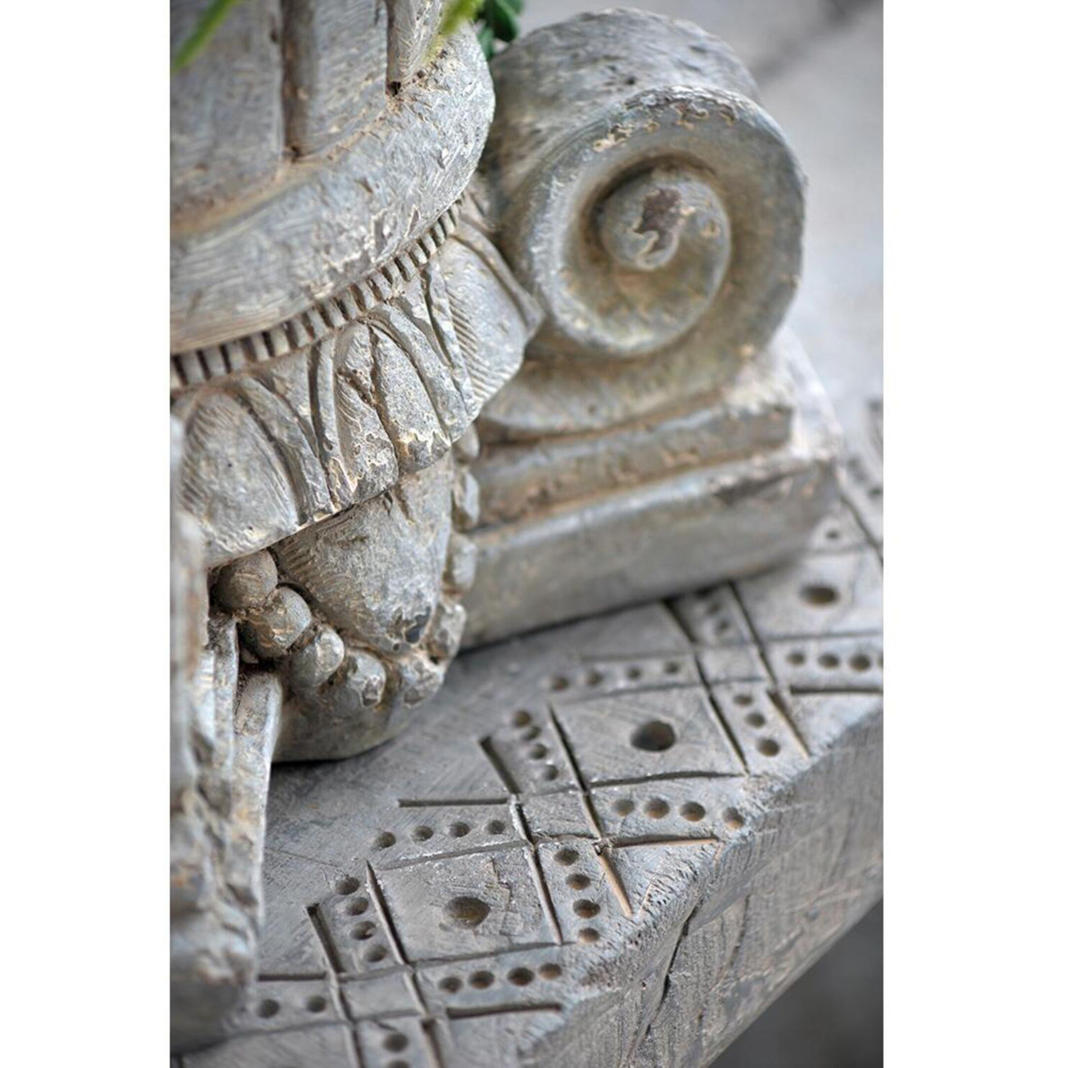 Greek-Style Column Gray Décor