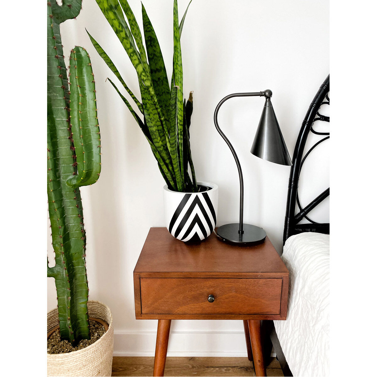 Lupe 21 inch 40 watt Old Bronze Table Lamp Portable Light