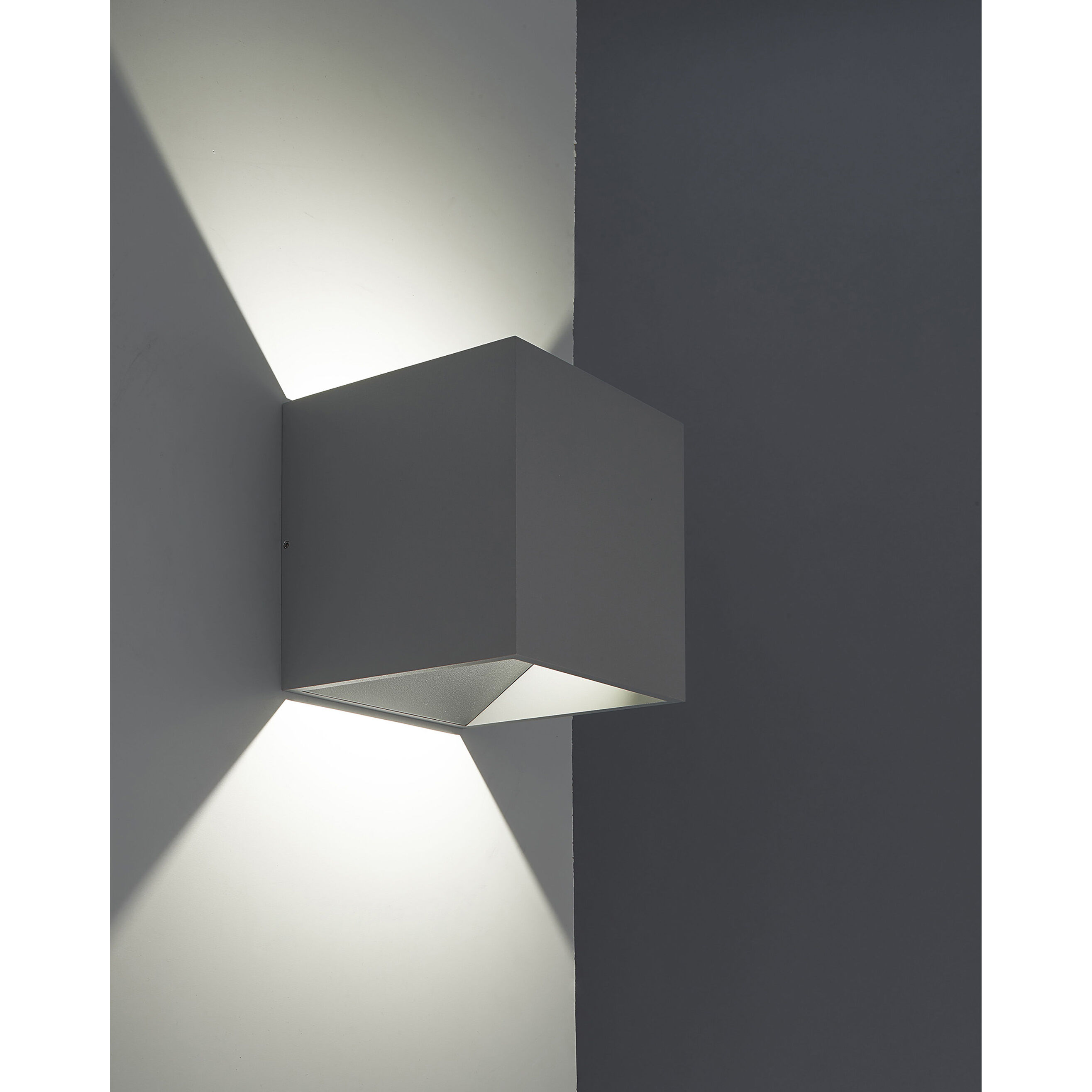 QB LED Wall Sconce Wall Light in Silver