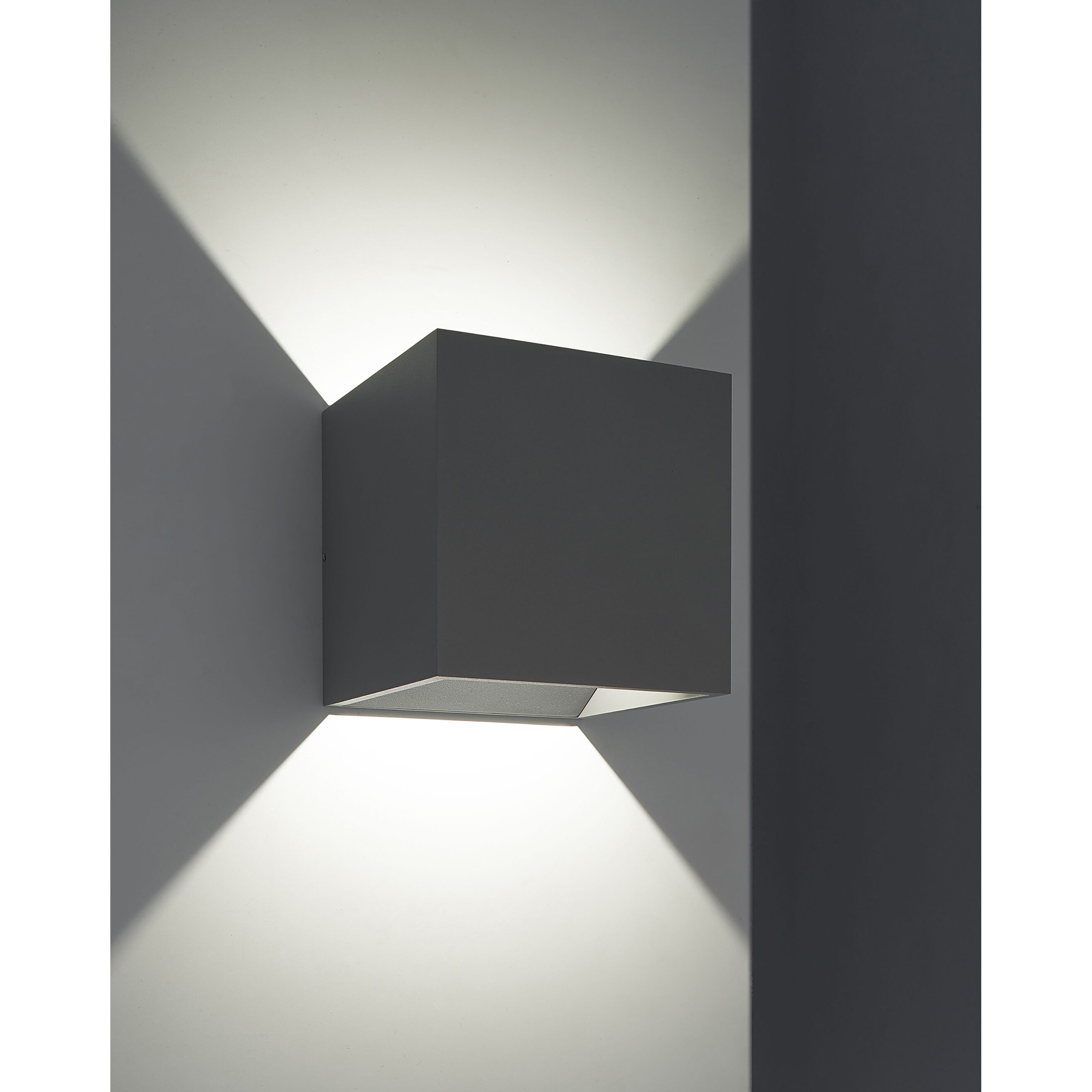 QB LED Wall Sconce Wall Light in Silver