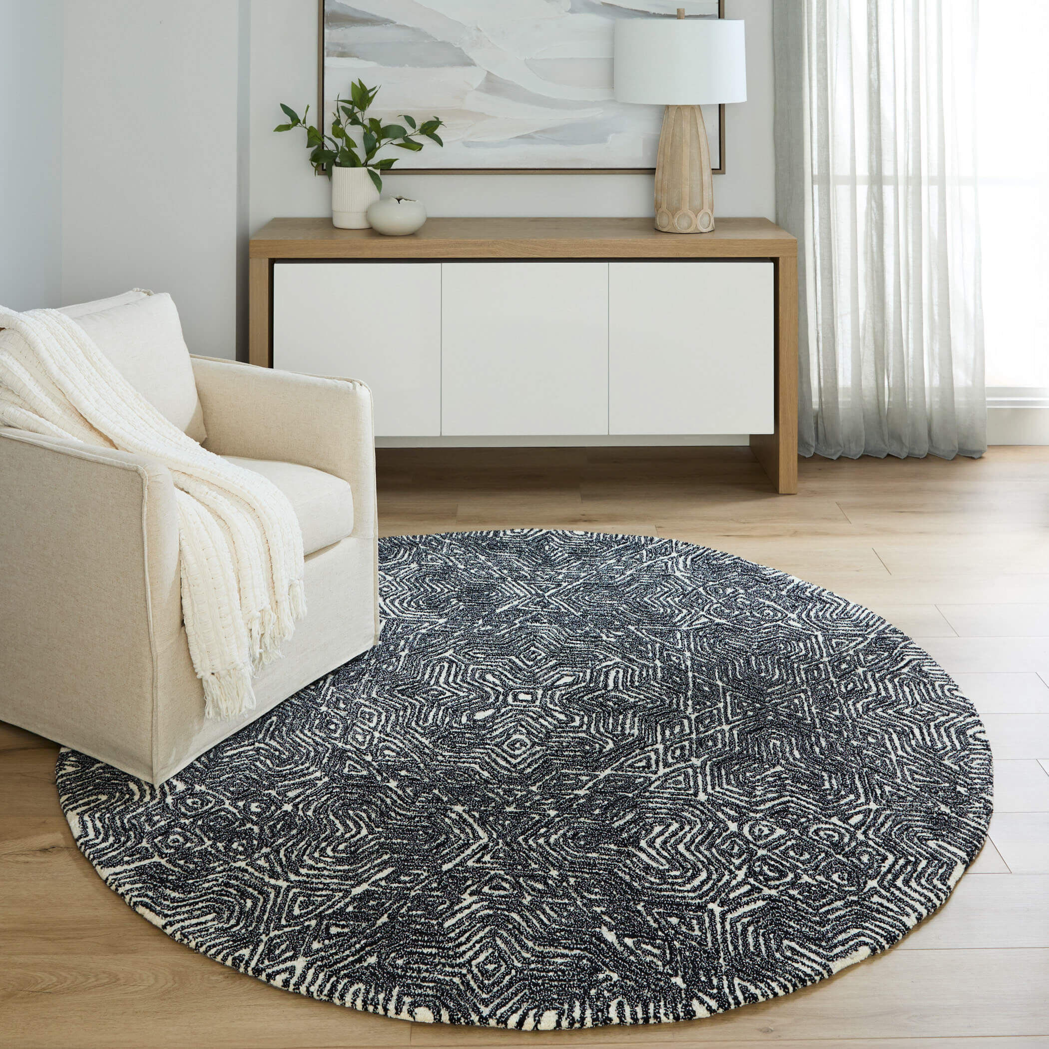 Mitra Black/White Rug in 8 Round