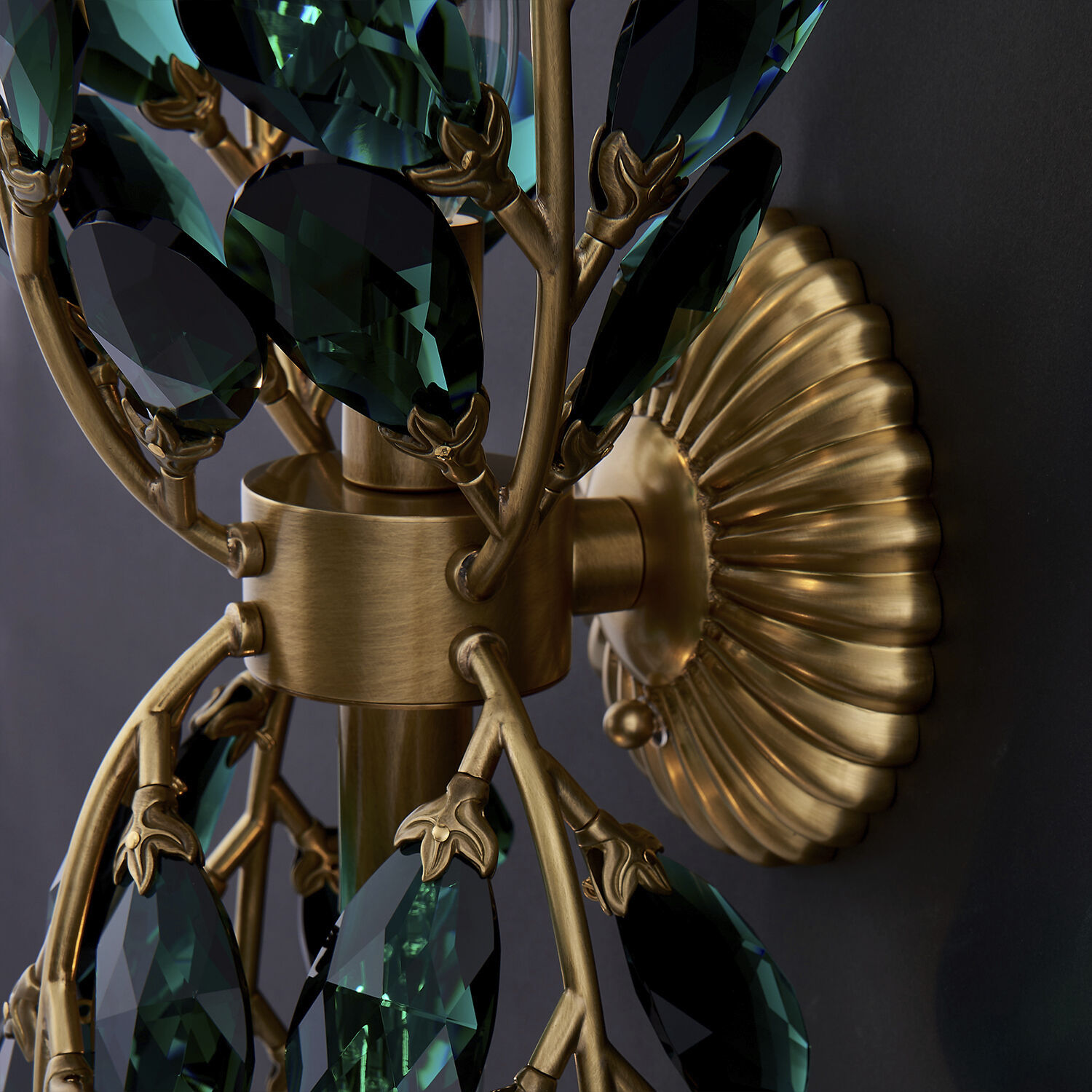 Alloro Wall Sconce Wall Light in True Brass