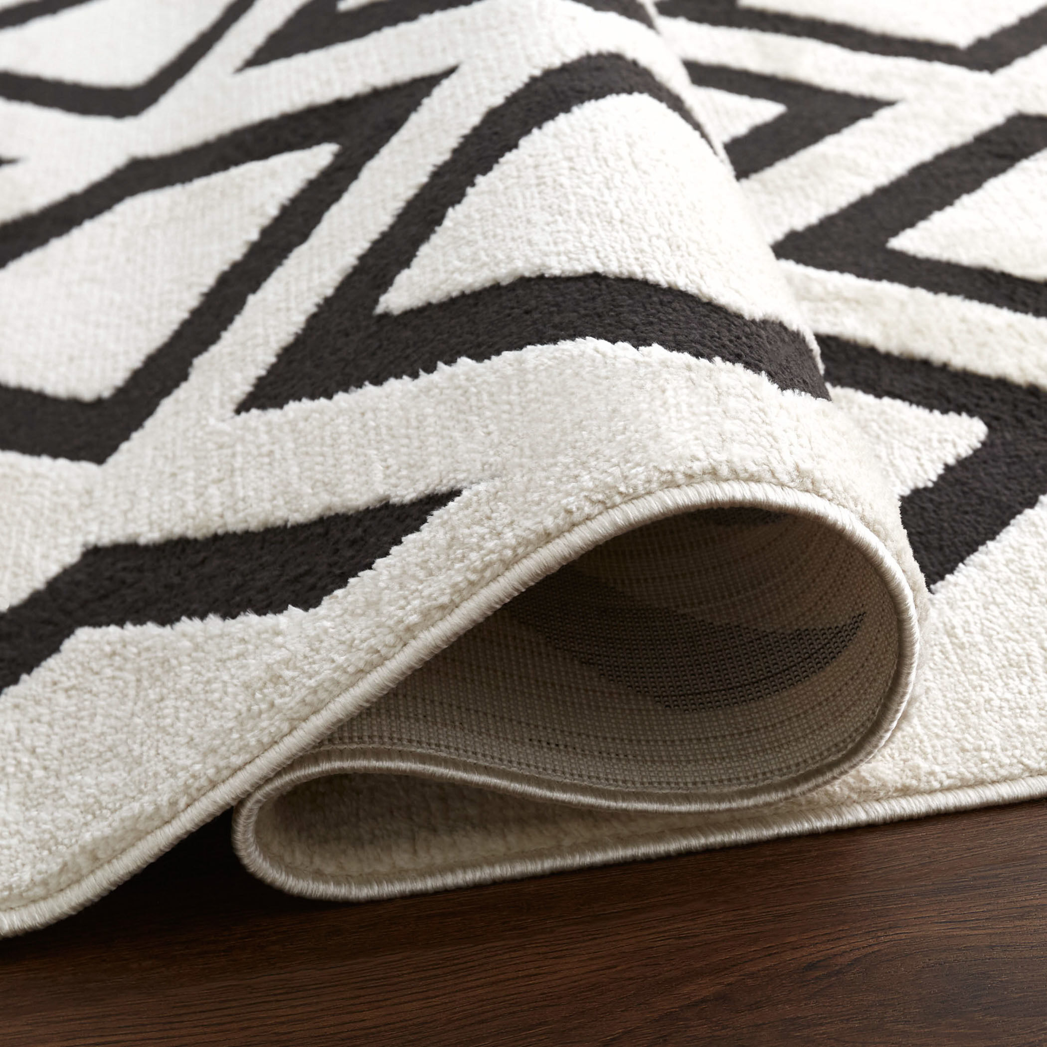 Optika 90 X 63 inch Black/White Rug in 5 x 7