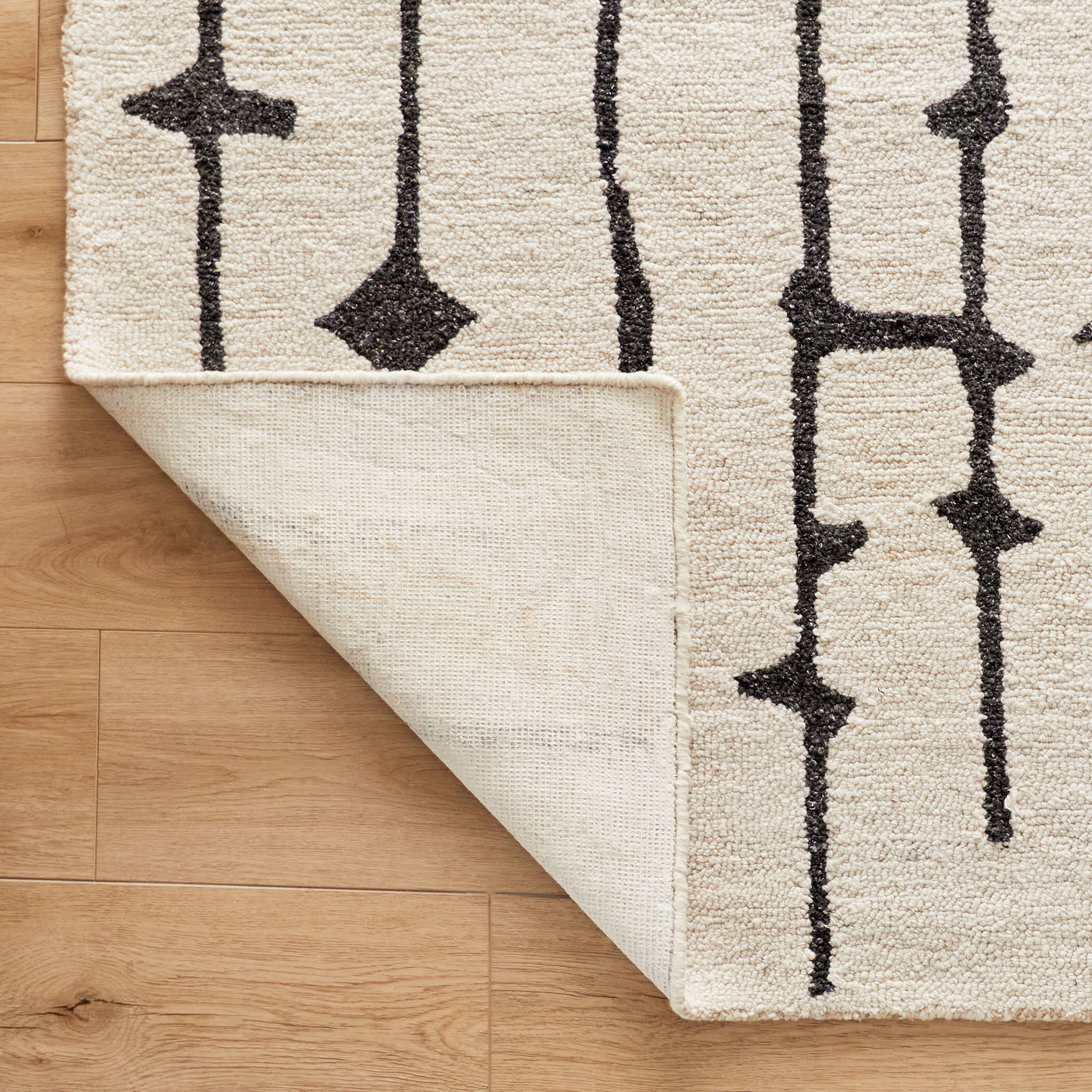 Contemporary Luxe 36 X 24 inch Black/White Rug in 2 x 3