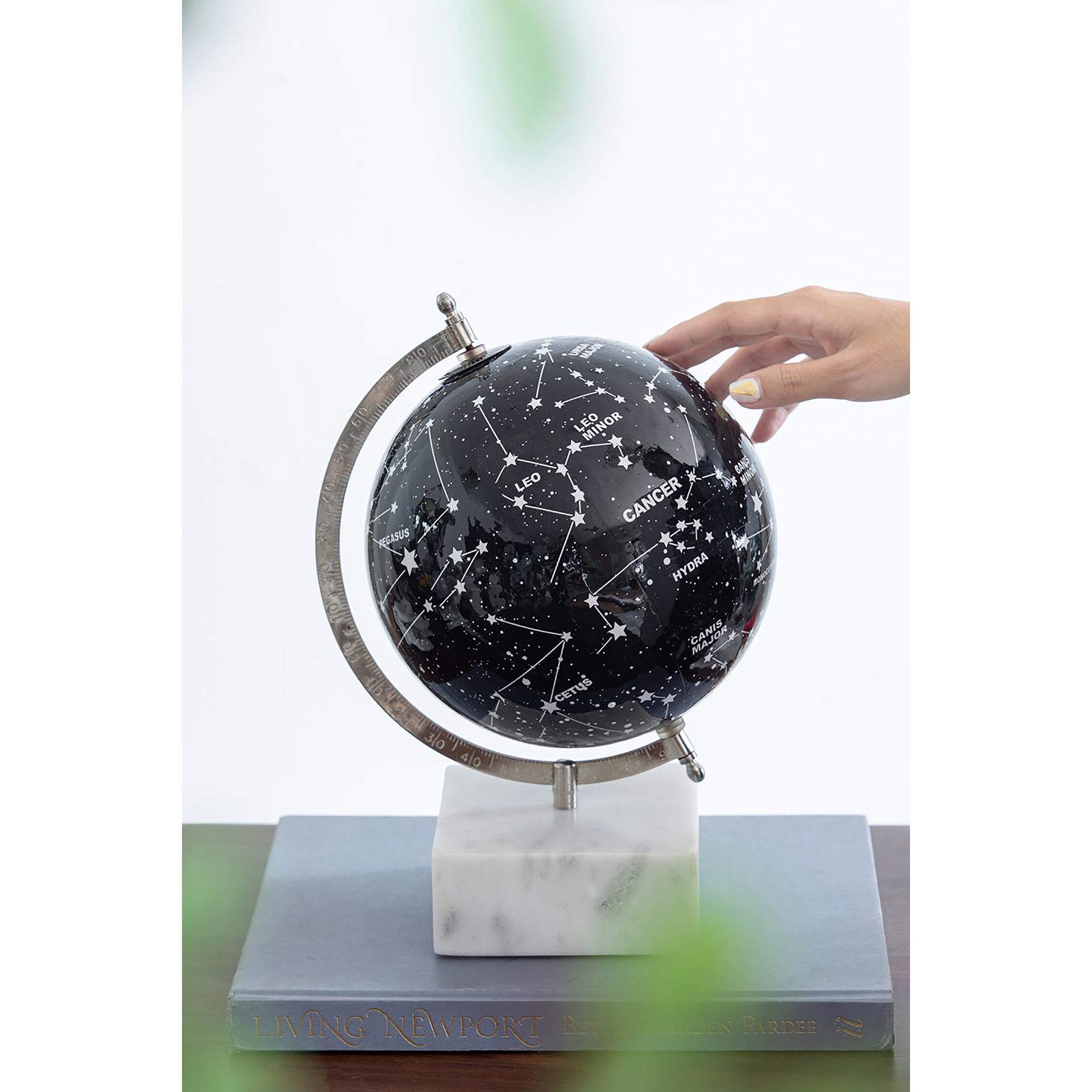 Constellation White/Black Globe